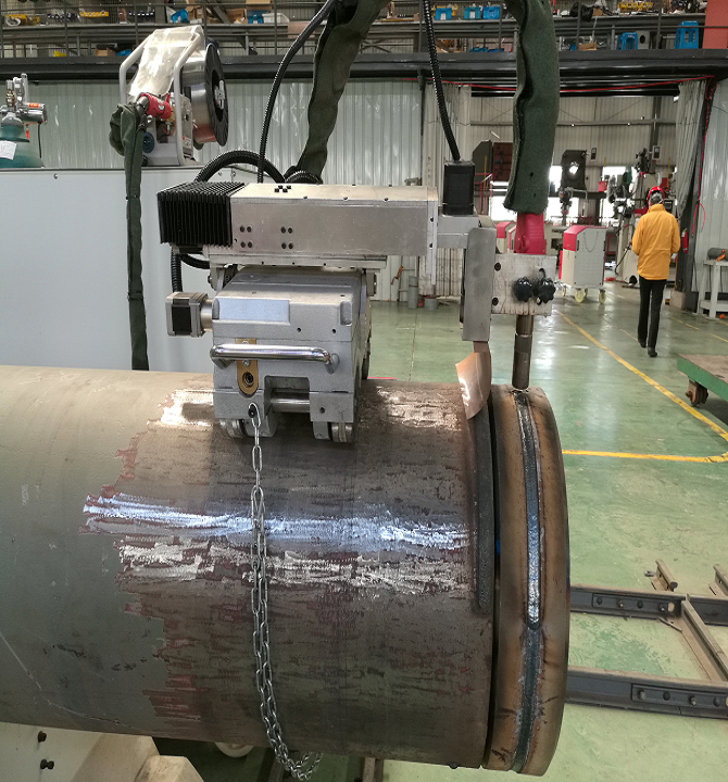Machine de soudure orbitale de tuyau de grand diamètre FCAW pour tuyau au coude avec laser à fibre